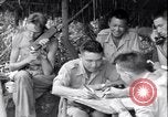 Standbild chinesischen und amerikanischen Offizieren Myitkyina Airdrome Birma, 1944, aus Sekunde 46 historischem Filmmaterial Videoclip 65675027634