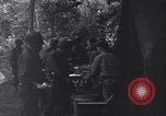Standbild US Army Division 29 Soldaten Messezelt Saint Lo Frankreich, 1944, aus Sekunde 29 historischem Filmmaterial Videoclip 65675027647