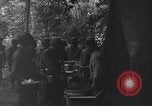 Standbild US Army Division 29 Soldaten Messezelt Saint Lo Frankreich, 1944, aus Sekunde 31 historischem Filmmaterial Videoclip 65675027647