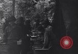 Standbild US Army Division 29 Soldaten Messezelt Saint Lo Frankreich, 1944, aus Sekunde 32 historischem Filmmaterial Videoclip 65675027647