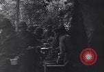 Standbild US Army Division 29 Soldaten Messezelt Saint Lo Frankreich, 1944, aus Sekunde 33 historischem Filmmaterial Videoclip 65675027647