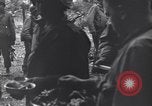 Standbild US Army Division 29 Soldaten Messezelt Saint Lo Frankreich, 1944, aus Sekunde 38 historischem Filmmaterial Videoclip 65675027647