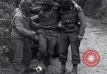 Standbild Mediziner helfen verwundeten US-Soldat des 29 Division Saint Lo Frankreich, 1944, aus Sekunde 4 historischem Filmmaterial Videoclip 65675027648