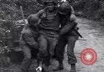 Standbild Mediziner helfen verwundeten US-Soldat des 29 Division Saint Lo Frankreich, 1944, aus Sekunde 5 historischem Filmmaterial Videoclip 65675027648