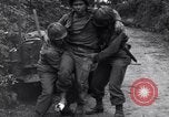 Standbild Mediziner helfen verwundeten US-Soldat des 29 Division Saint Lo Frankreich, 1944, aus Sekunde 6 historischem Filmmaterial Videoclip 65675027648
