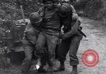 Standbild Mediziner helfen verwundeten US-Soldat des 29 Division Saint Lo Frankreich, 1944, aus Sekunde 7 historischem Filmmaterial Videoclip 65675027648