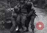Standbild Mediziner helfen verwundeten US-Soldat des 29 Division Saint Lo Frankreich, 1944, aus Sekunde 8 historischem Filmmaterial Videoclip 65675027648