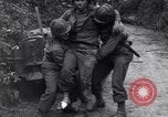 Standbild Mediziner helfen verwundeten US-Soldat des 29 Division Saint Lo Frankreich, 1944, aus Sekunde 9 historischem Filmmaterial Videoclip 65675027648