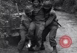 Standbild Mediziner helfen verwundeten US-Soldat des 29 Division Saint Lo Frankreich, 1944, aus Sekunde 10 historischem Filmmaterial Videoclip 65675027648