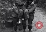Standbild Mediziner helfen verwundeten US-Soldat des 29 Division Saint Lo Frankreich, 1944, aus Sekunde 11 historischem Filmmaterial Videoclip 65675027648