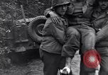 Standbild Mediziner helfen verwundeten US-Soldat des 29 Division Saint Lo Frankreich, 1944, aus Sekunde 12 historischem Filmmaterial Videoclip 65675027648