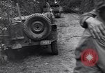 Standbild Mediziner helfen verwundeten US-Soldat des 29 Division Saint Lo Frankreich, 1944, aus Sekunde 13 historischem Filmmaterial Videoclip 65675027648