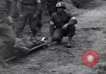 Standbild Mediziner helfen verwundeten US-Soldat des 29 Division Saint Lo Frankreich, 1944, aus Sekunde 14 historischem Filmmaterial Videoclip 65675027648