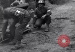 Standbild Mediziner helfen verwundeten US-Soldat des 29 Division Saint Lo Frankreich, 1944, aus Sekunde 15 historischem Filmmaterial Videoclip 65675027648