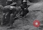 Standbild Mediziner helfen verwundeten US-Soldat des 29 Division Saint Lo Frankreich, 1944, aus Sekunde 16 historischem Filmmaterial Videoclip 65675027648