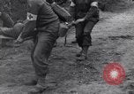 Standbild Mediziner helfen verwundeten US-Soldat des 29 Division Saint Lo Frankreich, 1944, aus Sekunde 17 historischem Filmmaterial Videoclip 65675027648
