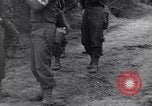Standbild Mediziner helfen verwundeten US-Soldat des 29 Division Saint Lo Frankreich, 1944, aus Sekunde 18 historischem Filmmaterial Videoclip 65675027648
