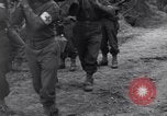 Standbild Mediziner helfen verwundeten US-Soldat des 29 Division Saint Lo Frankreich, 1944, aus Sekunde 19 historischem Filmmaterial Videoclip 65675027648