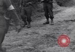 Standbild Mediziner helfen verwundeten US-Soldat des 29 Division Saint Lo Frankreich, 1944, aus Sekunde 21 historischem Filmmaterial Videoclip 65675027648