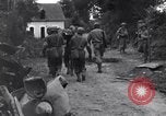 Standbild Mediziner helfen verwundeten US-Soldat des 29 Division Saint Lo Frankreich, 1944, aus Sekunde 22 historischem Filmmaterial Videoclip 65675027648