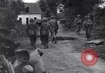Standbild Mediziner helfen verwundeten US-Soldat des 29 Division Saint Lo Frankreich, 1944, aus Sekunde 23 historischem Filmmaterial Videoclip 65675027648