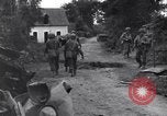 Standbild Mediziner helfen verwundeten US-Soldat des 29 Division Saint Lo Frankreich, 1944, aus Sekunde 24 historischem Filmmaterial Videoclip 65675027648