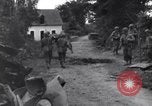 Standbild Mediziner helfen verwundeten US-Soldat des 29 Division Saint Lo Frankreich, 1944, aus Sekunde 25 historischem Filmmaterial Videoclip 65675027648