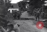 Standbild Mediziner helfen verwundeten US-Soldat des 29 Division Saint Lo Frankreich, 1944, aus Sekunde 26 historischem Filmmaterial Videoclip 65675027648
