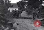Standbild Mediziner helfen verwundeten US-Soldat des 29 Division Saint Lo Frankreich, 1944, aus Sekunde 27 historischem Filmmaterial Videoclip 65675027648