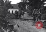 Standbild Mediziner helfen verwundeten US-Soldat des 29 Division Saint Lo Frankreich, 1944, aus Sekunde 28 historischem Filmmaterial Videoclip 65675027648