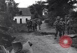 Standbild Mediziner helfen verwundeten US-Soldat des 29 Division Saint Lo Frankreich, 1944, aus Sekunde 29 historischem Filmmaterial Videoclip 65675027648