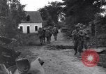 Standbild Mediziner helfen verwundeten US-Soldat des 29 Division Saint Lo Frankreich, 1944, aus Sekunde 30 historischem Filmmaterial Videoclip 65675027648