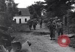 Standbild Mediziner helfen verwundeten US-Soldat des 29 Division Saint Lo Frankreich, 1944, aus Sekunde 31 historischem Filmmaterial Videoclip 65675027648