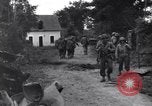 Standbild Mediziner helfen verwundeten US-Soldat des 29 Division Saint Lo Frankreich, 1944, aus Sekunde 32 historischem Filmmaterial Videoclip 65675027648