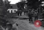 Standbild Mediziner helfen verwundeten US-Soldat des 29 Division Saint Lo Frankreich, 1944, aus Sekunde 33 historischem Filmmaterial Videoclip 65675027648