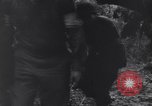 Standbild Mediziner helfen verwundeten US-Soldat des 29 Division Saint Lo Frankreich, 1944, aus Sekunde 41 historischem Filmmaterial Videoclip 65675027648