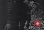 Standbild Mediziner helfen verwundeten US-Soldat des 29 Division Saint Lo Frankreich, 1944, aus Sekunde 42 historischem Filmmaterial Videoclip 65675027648
