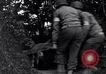 Standbild Mediziner helfen verwundeten US-Soldat des 29 Division Saint Lo Frankreich, 1944, aus Sekunde 46 historischem Filmmaterial Videoclip 65675027648
