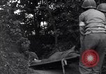 Standbild Mediziner helfen verwundeten US-Soldat des 29 Division Saint Lo Frankreich, 1944, aus Sekunde 47 historischem Filmmaterial Videoclip 65675027648