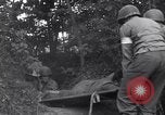 Standbild Mediziner helfen verwundeten US-Soldat des 29 Division Saint Lo Frankreich, 1944, aus Sekunde 48 historischem Filmmaterial Videoclip 65675027648