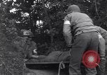 Standbild Mediziner helfen verwundeten US-Soldat des 29 Division Saint Lo Frankreich, 1944, aus Sekunde 49 historischem Filmmaterial Videoclip 65675027648