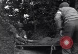 Standbild Mediziner helfen verwundeten US-Soldat des 29 Division Saint Lo Frankreich, 1944, aus Sekunde 50 historischem Filmmaterial Videoclip 65675027648