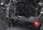 Standbild Mediziner helfen verwundeten US-Soldat des 29 Division Saint Lo Frankreich, 1944, aus Sekunde 52 historischem Filmmaterial Videoclip 65675027648