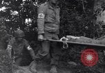Standbild Mediziner helfen verwundeten US-Soldat des 29 Division Saint Lo Frankreich, 1944, aus Sekunde 53 historischem Filmmaterial Videoclip 65675027648