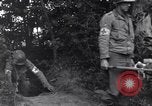 Standbild Mediziner helfen verwundeten US-Soldat des 29 Division Saint Lo Frankreich, 1944, aus Sekunde 54 historischem Filmmaterial Videoclip 65675027648