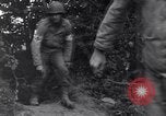 Standbild Mediziner helfen verwundeten US-Soldat des 29 Division Saint Lo Frankreich, 1944, aus Sekunde 56 historischem Filmmaterial Videoclip 65675027648