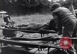 Standbild Mediziner helfen verwundeten US-Soldat des 29 Division Saint Lo Frankreich, 1944, aus Sekunde 60 historischem Filmmaterial Videoclip 65675027648
