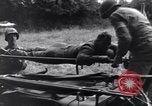 Standbild Mediziner helfen verwundeten US-Soldat des 29 Division Saint Lo Frankreich, 1944, aus Sekunde 61 historischem Filmmaterial Videoclip 65675027648