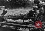 Standbild Mediziner helfen verwundeten US-Soldat des 29 Division Saint Lo Frankreich, 1944, aus Sekunde 62 historischem Filmmaterial Videoclip 65675027648