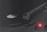 Standbild 29 Division Soldaten Ruhe und Musik zu hören Saint Lo Frankreich, 1944, aus Sekunde 60 historischem Filmmaterial Videoclip 65675027649